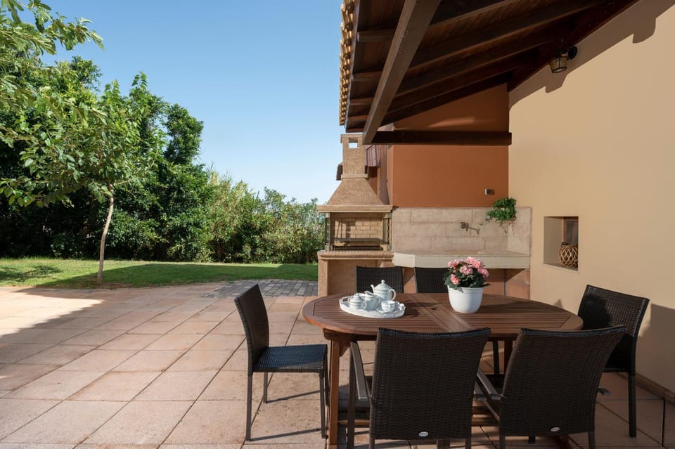 BBQ facilities, Dining area, Inner courtyard view
