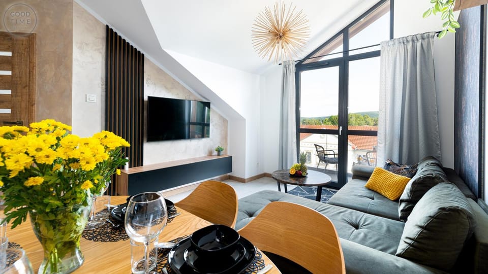 TV and multimedia, Living room, Seating area, Evening entertainment
