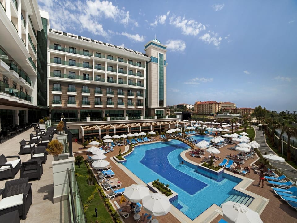 Property building, Nearby landmark, Day, Balcony/Terrace, Garden view, Pool view, Swimming pool, Swimming pool, sunbed