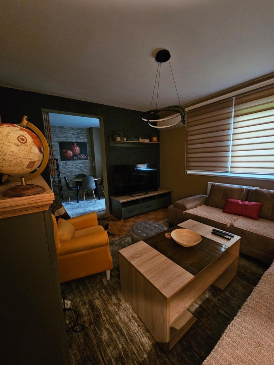 TV and multimedia, Living room, Seating area, Evening entertainment