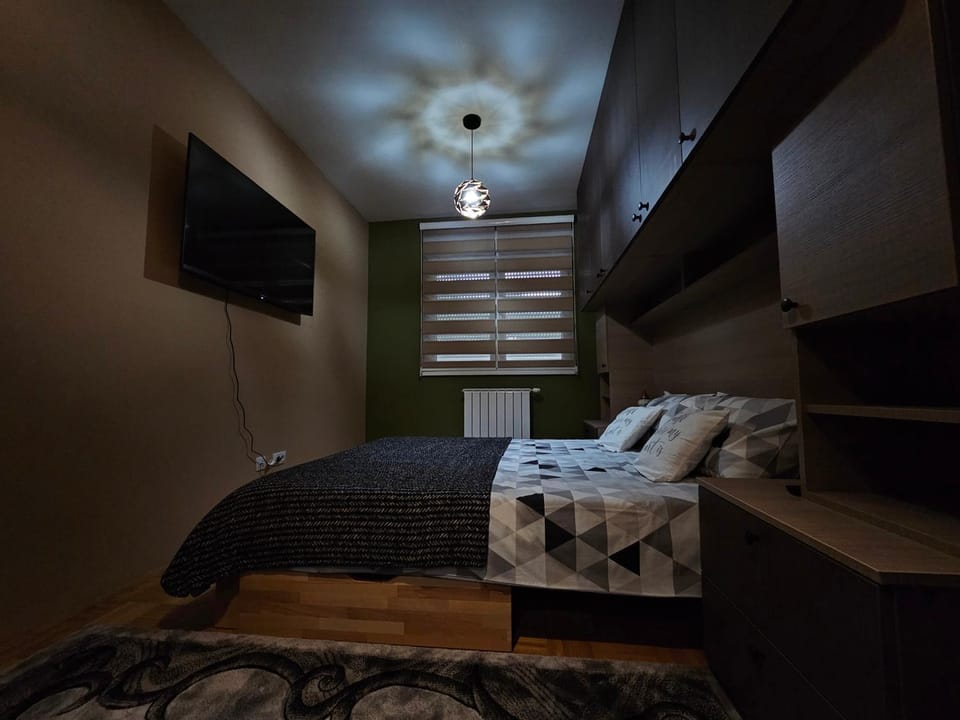 Bed, TV and multimedia, Bedroom