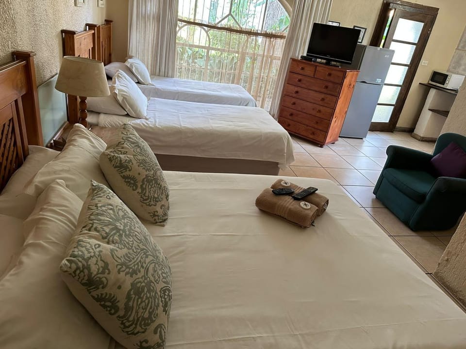 Bed, TV and multimedia, Living room, Photo of the whole room, Seating area, Bedroom, towels