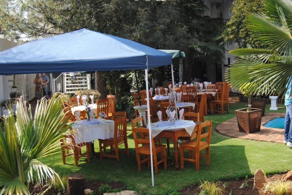 Patio, Restaurant/places to eat, Spring, Day, Garden, Banquet/Function facilities, Garden view, Pool view, Swimming pool, sunbed