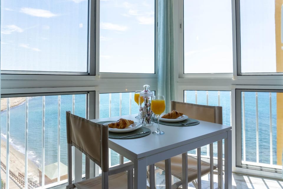 Natural landscape, Food and drinks, Dining area, Sea view
