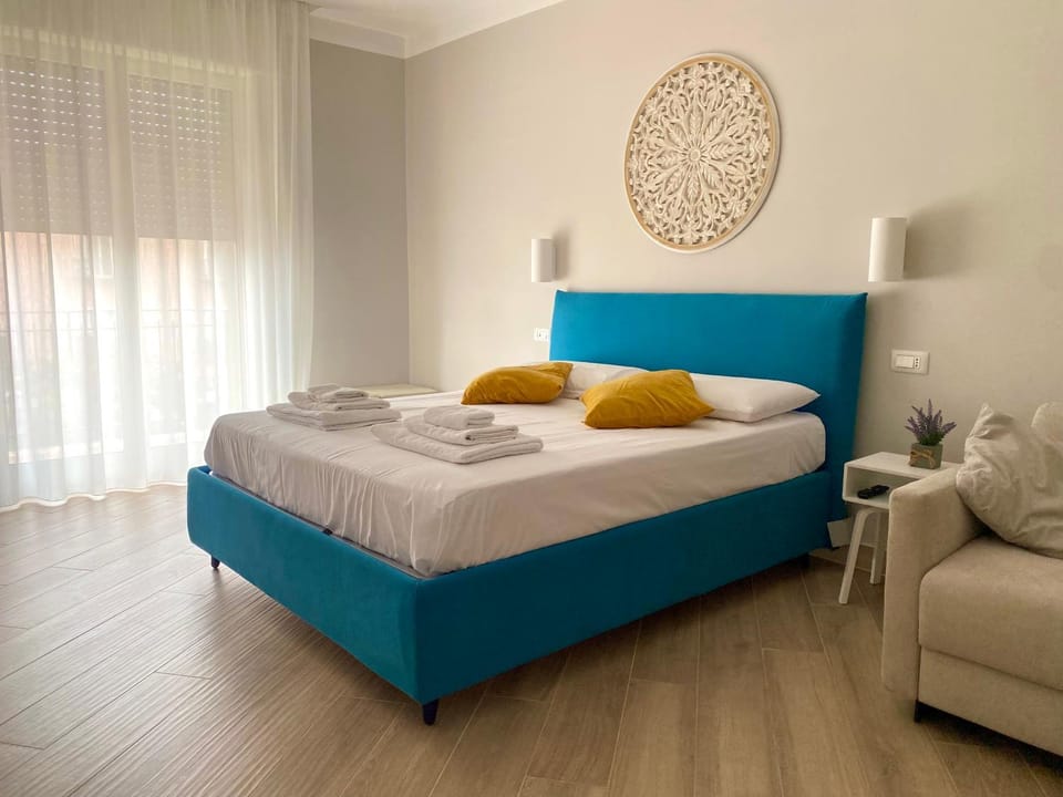 Photo of the whole room, Bedroom