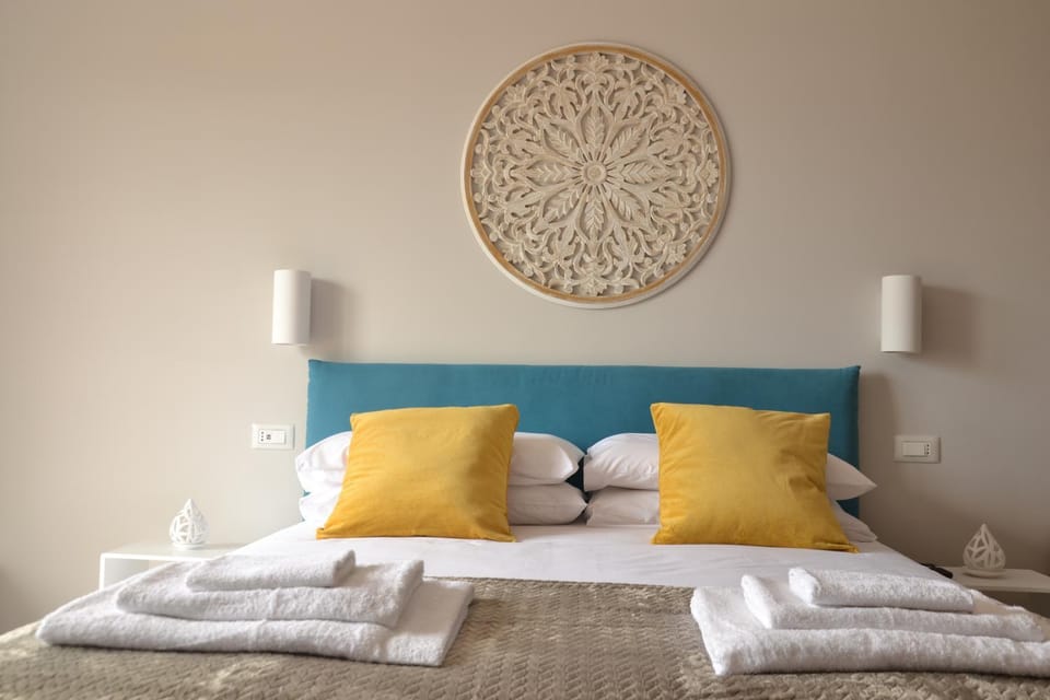 Bed, Bedroom, towels