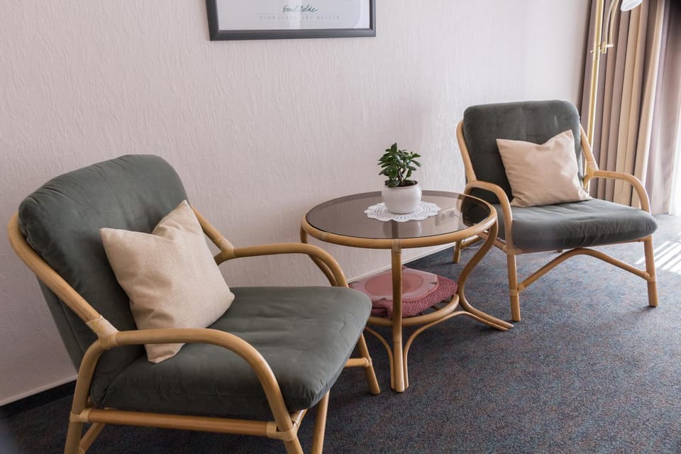 Photo of the whole room, Seating area