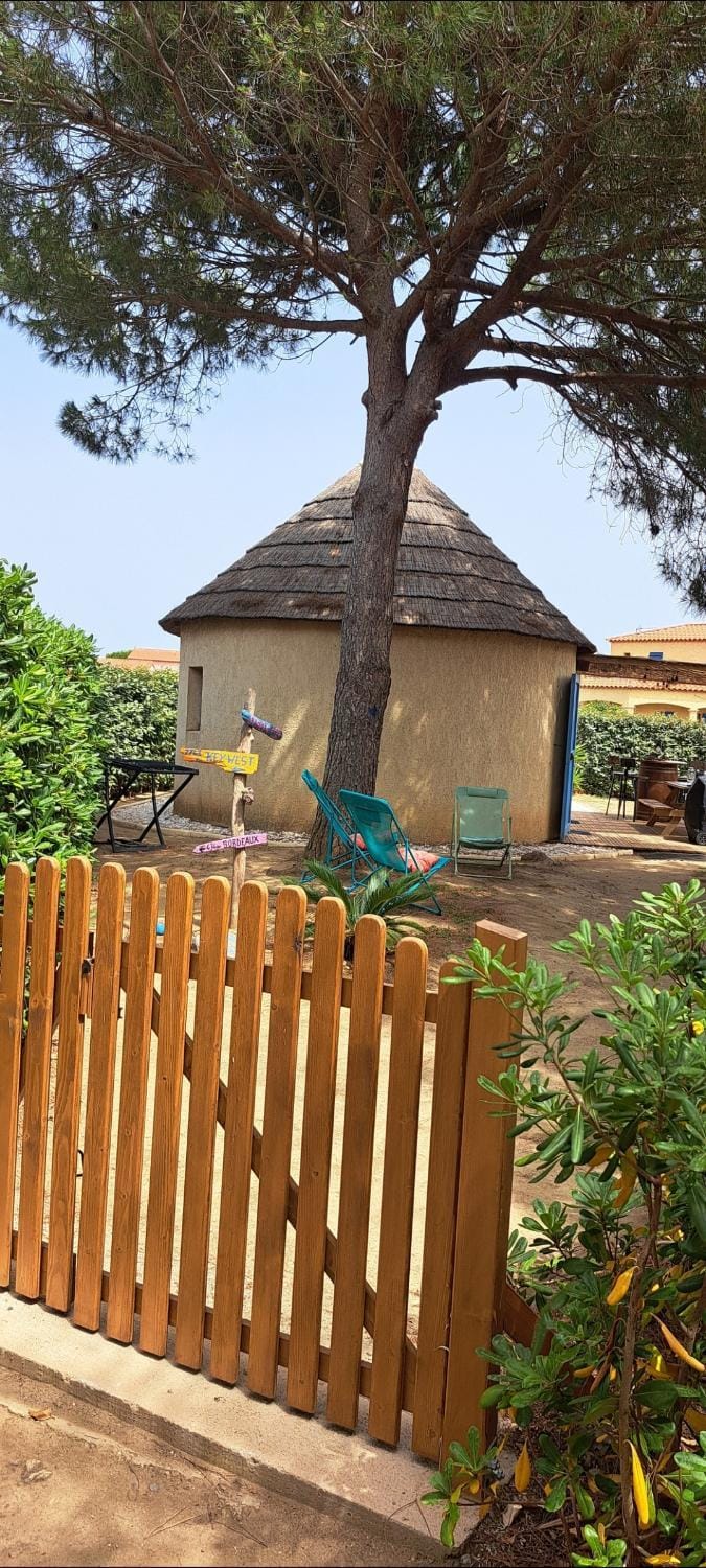 Barcarès sur l'île des pêcheurs hébergement insolite entre lac marin et bord de mer 8 couchages wifi parking piscine ouverte House in Le Barcarès