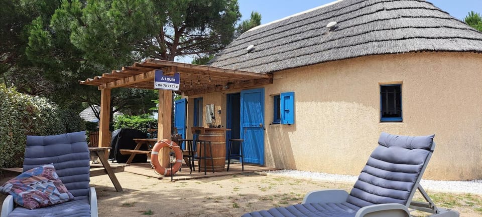 Barcarès sur l'île des pêcheurs hébergement insolite entre lac marin et bord de mer 8 couchages wifi parking piscine ouverte House in Le Barcarès