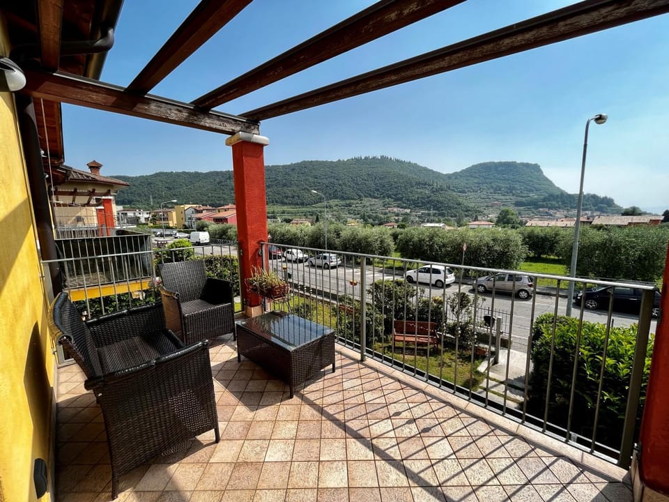Balcony/Terrace, Lake view, Mountain view