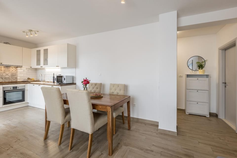 Kitchen or kitchenette, Dining area, dishwasher, oven, stove