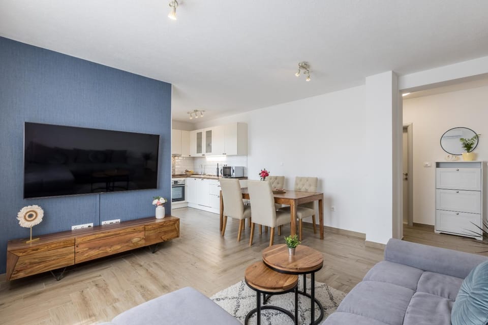 TV and multimedia, Kitchen or kitchenette, Living room, Seating area, Dining area