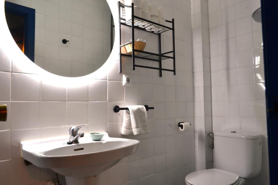 Shower, Toilet, towels