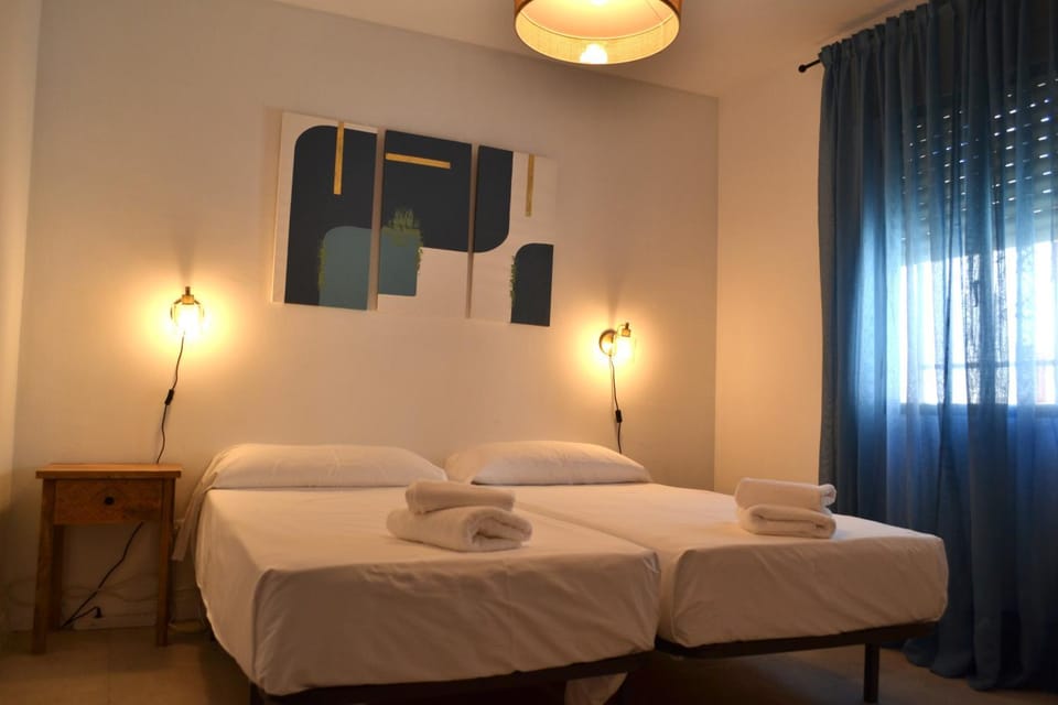 Bed, Bedroom, towels