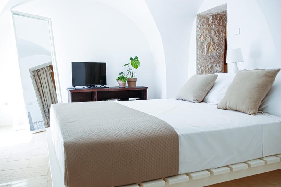 Bed, TV and multimedia, Photo of the whole room, Bedroom
