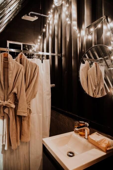 Bathroom, towels