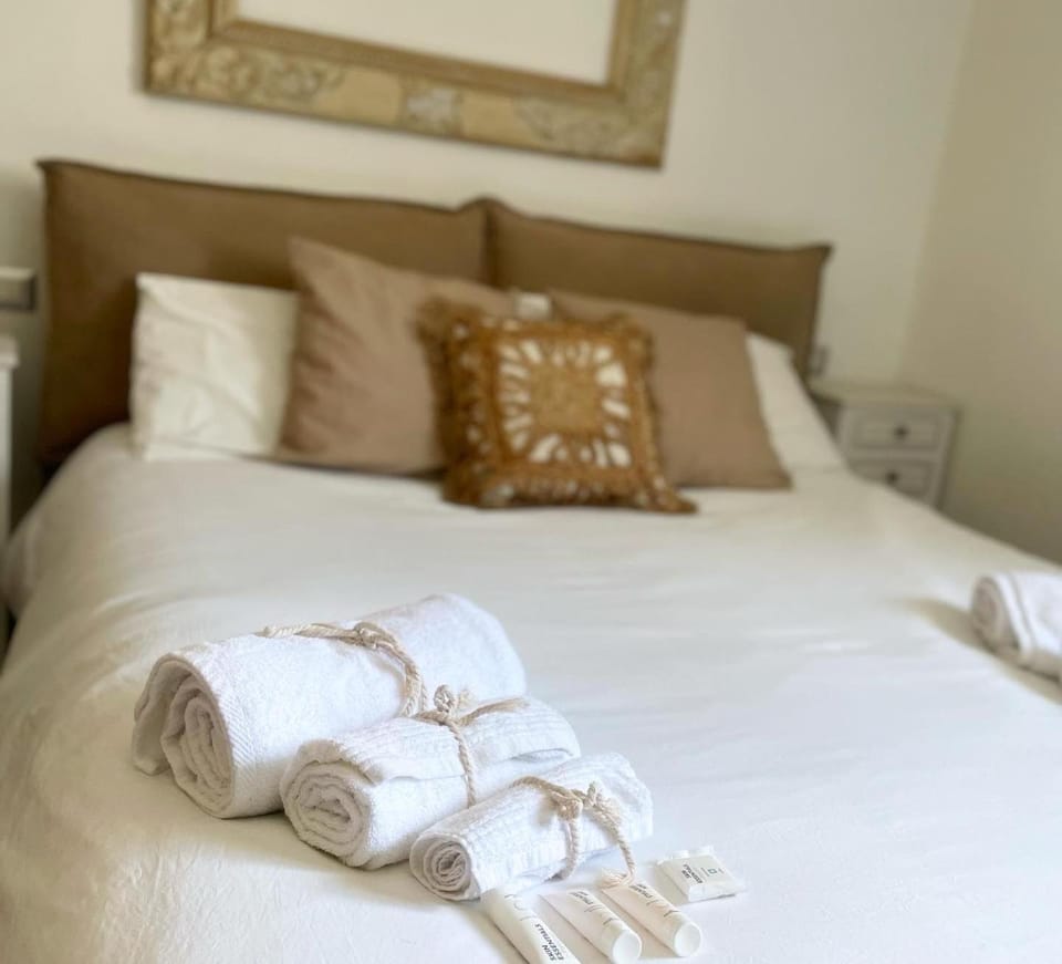 Bed, Bedroom, towels