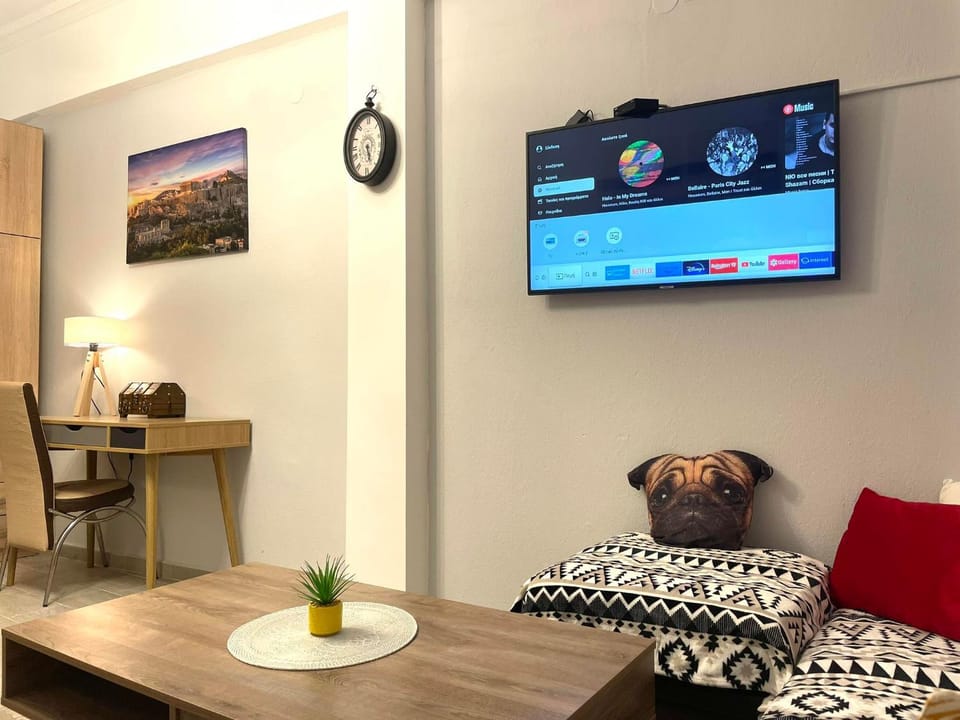 TV and multimedia, Living room, Seating area, Evening entertainment