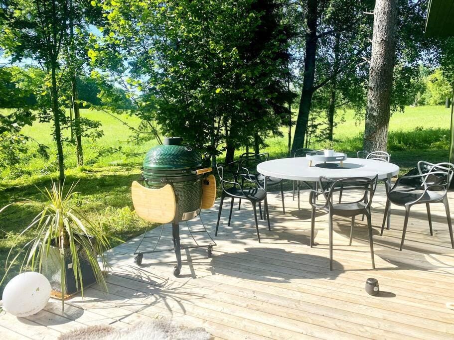 Patio, Day, BBQ facilities, Garden, Dining area, Garden view