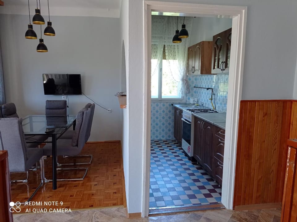 Coffee/tea facilities, Kitchen or kitchenette, Dining area, microwave, oven
