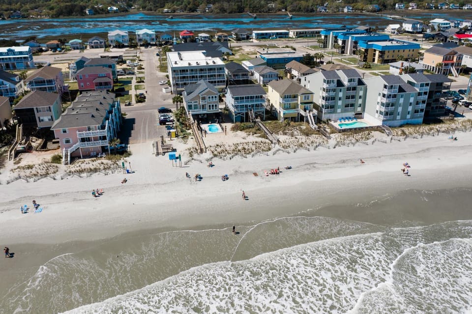 Property building, Day, People, Neighbourhood, Bird's eye view, Beach, Guests, Swimming pool, Parking