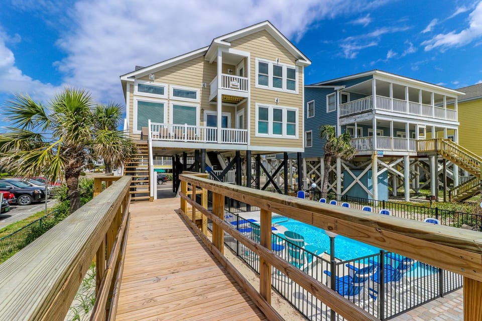 Property building, Day, Natural landscape, Summer, Swimming pool, Parking