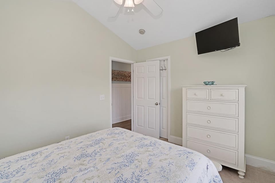 Bed, TV and multimedia, Bedroom, furniture, wardrobe