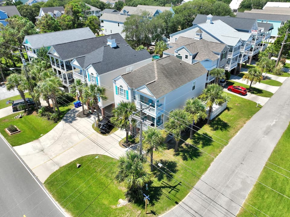 Property building, Day, Neighbourhood, Bird's eye view, Parking