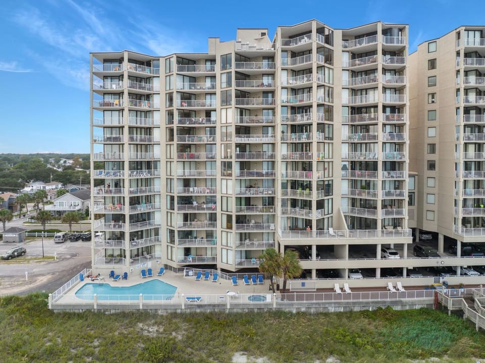 Property building, Day, Neighbourhood, Bird's eye view, Balcony/Terrace, Swimming pool, Parking