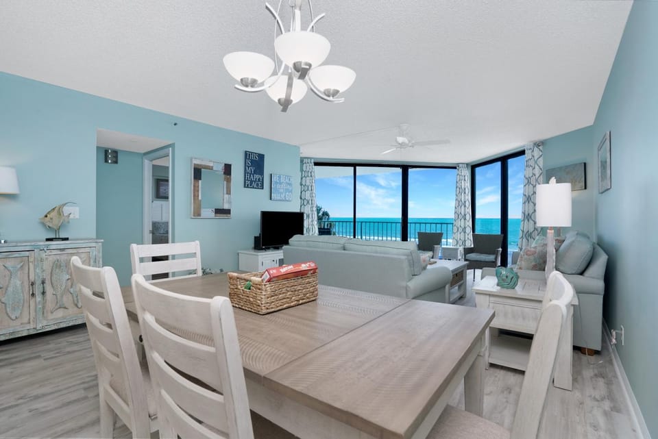 Day, TV and multimedia, Living room, Seating area, Dining area, Sea view, furniture