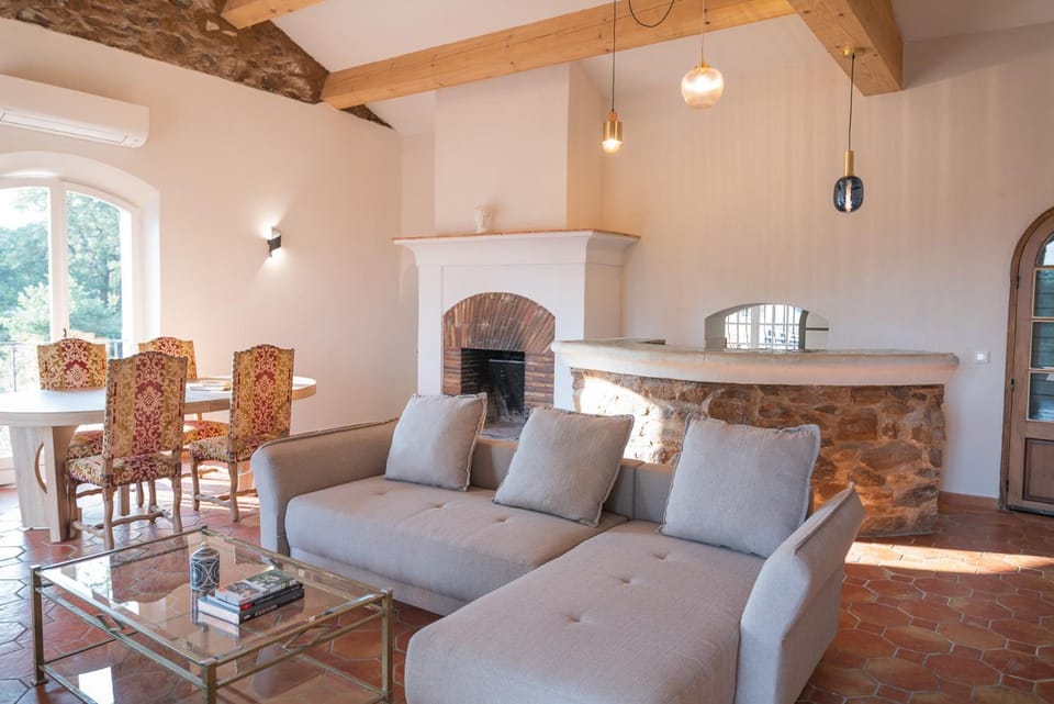 Communal lounge/ TV room, Living room, Dining area, flat iron