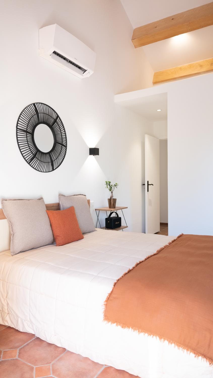 Bed, Photo of the whole room, Bedroom, air conditioner