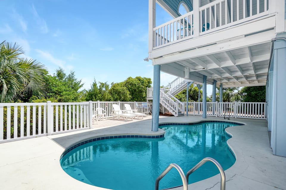 Property building, Day, Summer, Balcony/Terrace, Swimming pool