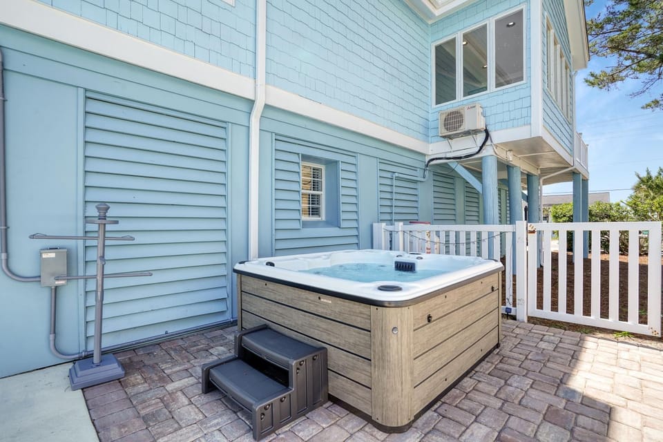 Property building, Patio, Day, Hot Tub, air conditioner