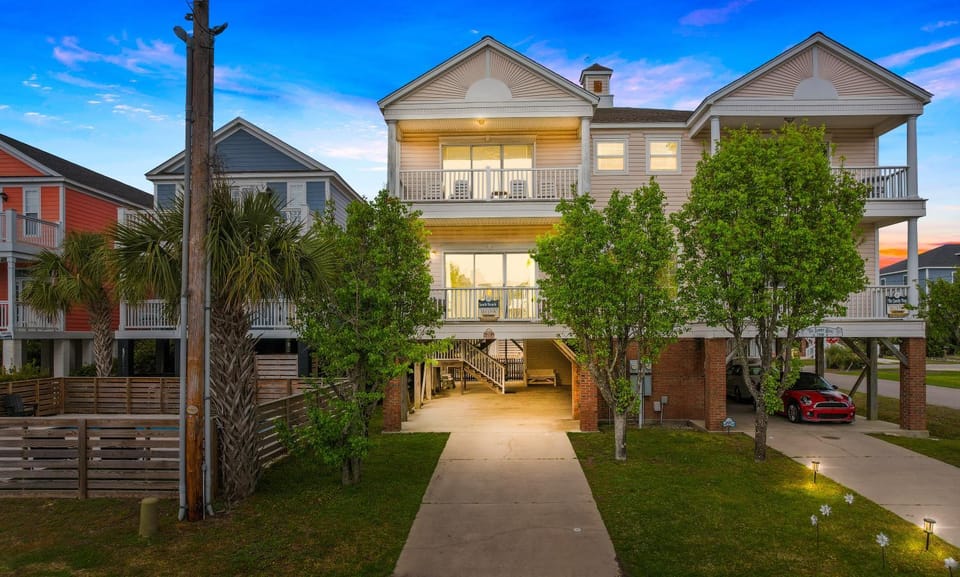 Property building, Facade/entrance, Day, Neighbourhood, Natural landscape, Parking