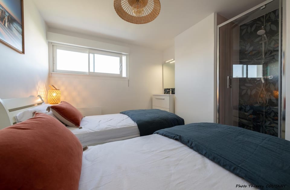 Bed, Bathroom, Photo of the whole room, Bedroom