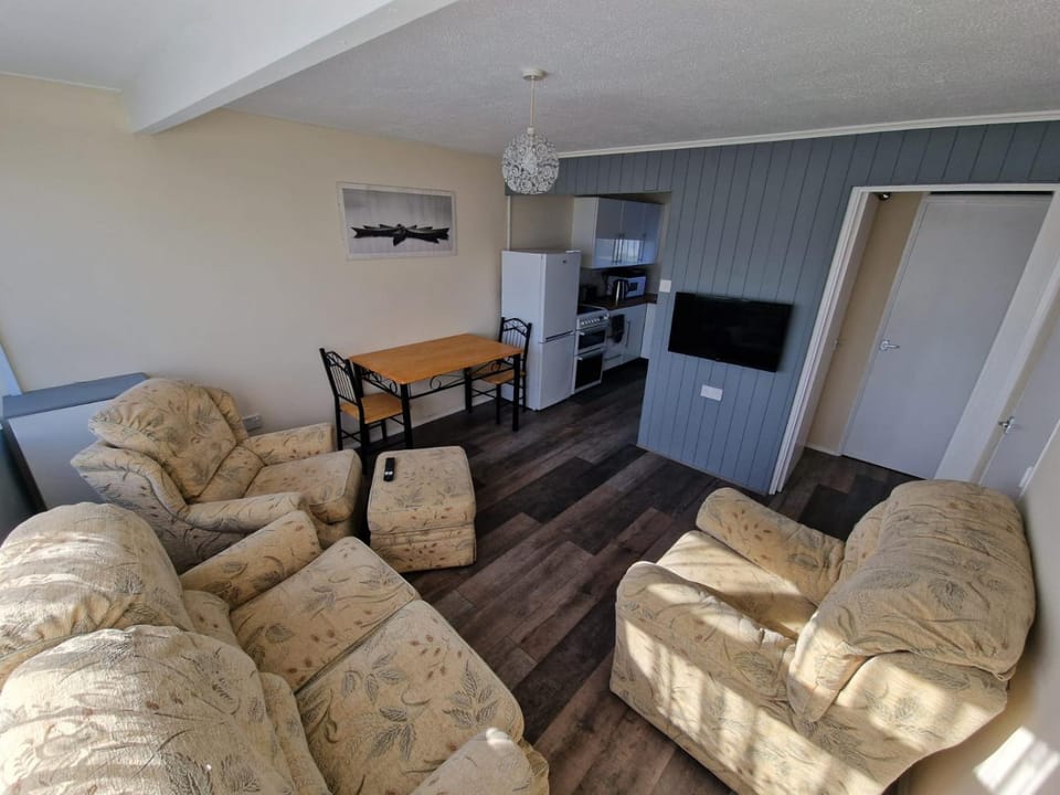 TV and multimedia, Kitchen or kitchenette, Living room, Seating area, Dining area