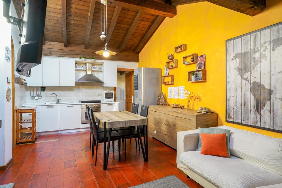 Kitchen or kitchenette, Living room, Seating area, Dining area, oven