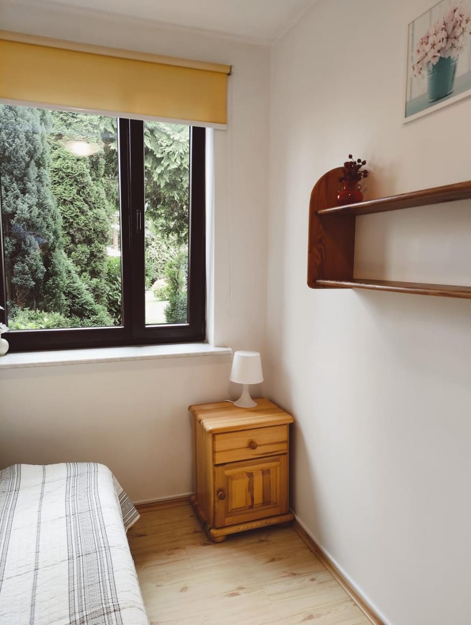 Photo of the whole room, Garden view