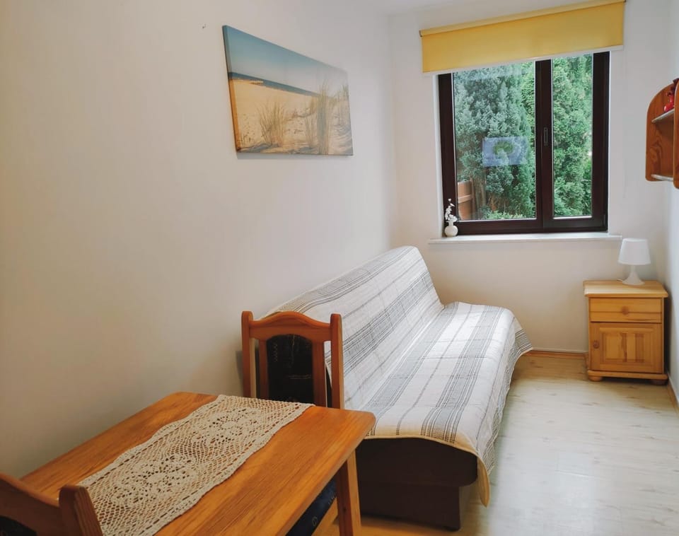 Photo of the whole room, Garden view