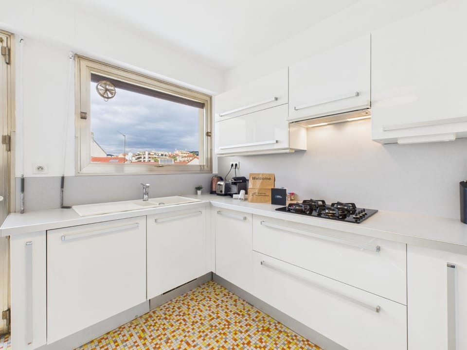 Coffee/tea facilities, Kitchen or kitchenette, stove