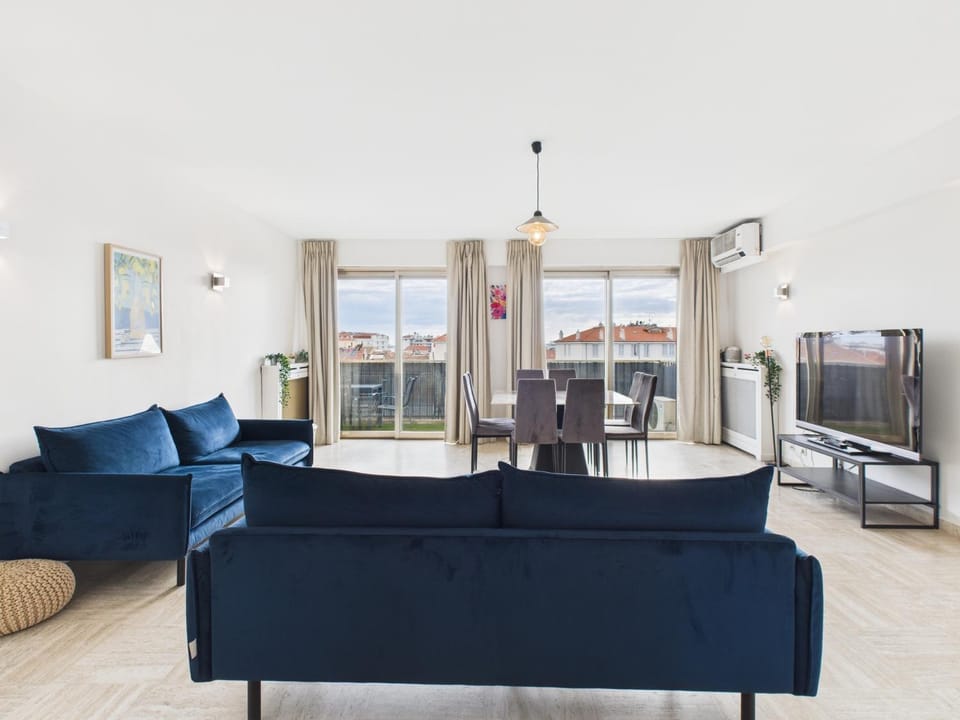 Communal lounge/ TV room, TV and multimedia, Living room, Seating area, Dining area