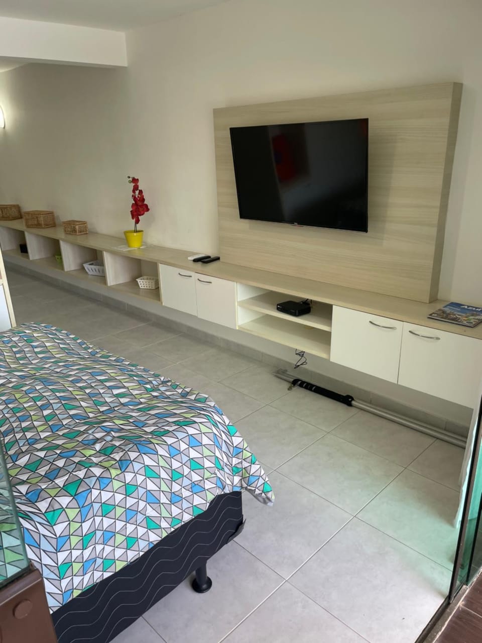 Communal lounge/ TV room, Bed, TV and multimedia, Photo of the whole room, Bedroom