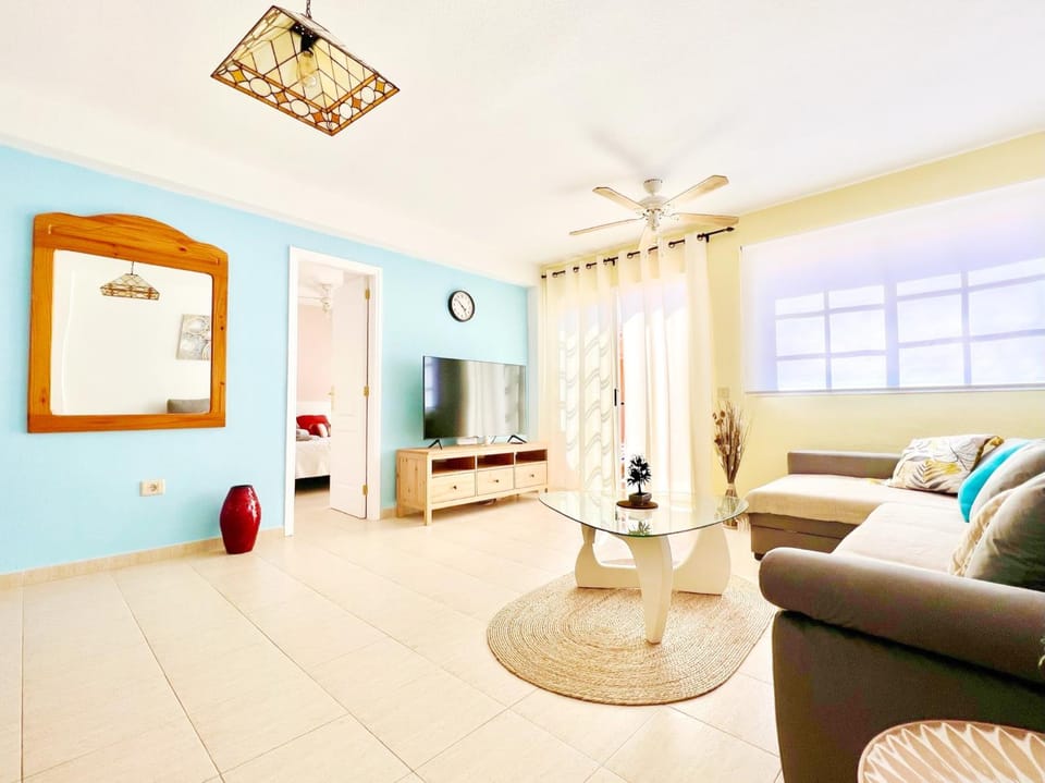 TV and multimedia, Living room, Seating area, Evening entertainment