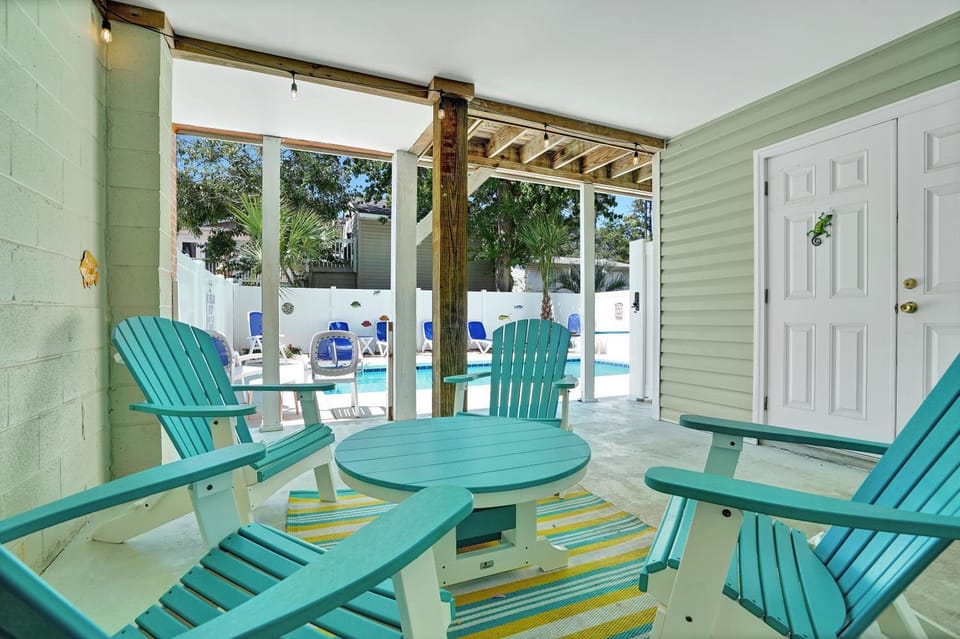 Patio, Day, Seating area, Swimming pool, furniture