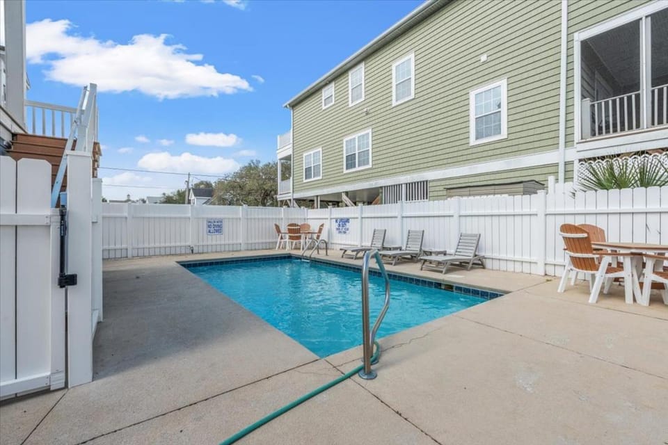 Day, Seating area, Swimming pool, furniture