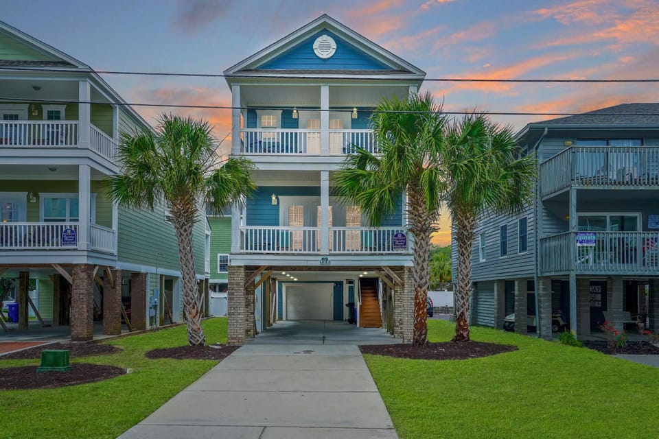 Property building, Facade/entrance, Day, Sunset, Parking