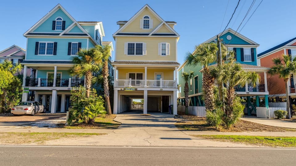 Property building, Day, Neighbourhood, Natural landscape, Parking