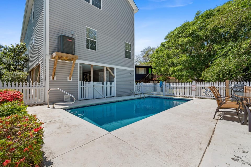 Property building, Day, Natural landscape, Swimming pool, furniture