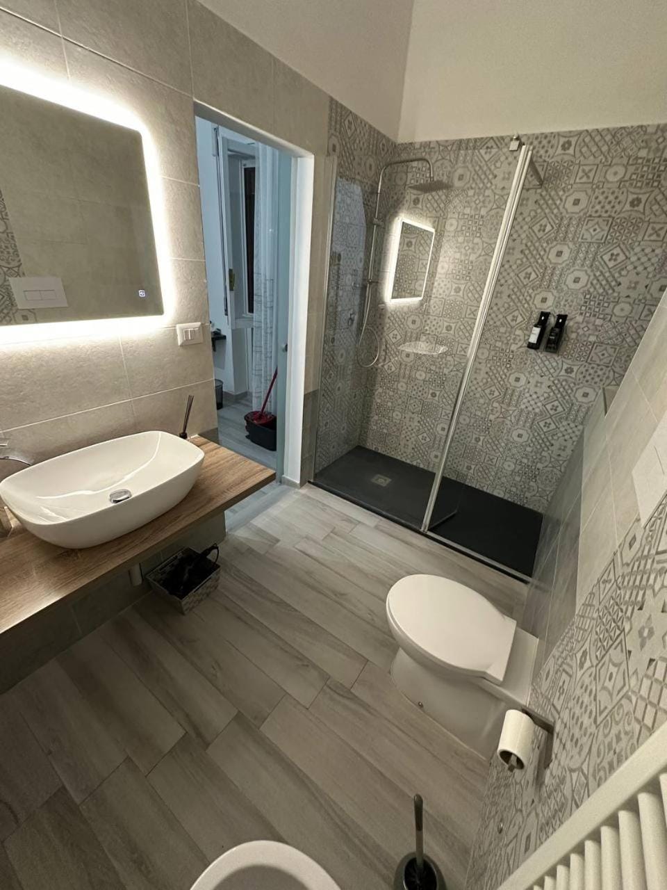 Shower, Toilet, Bathroom, bidet, towels
